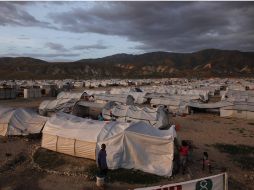Aunque 'Tomas' se ha debilitado, sigue amenazando los campamentos haitianos. REUTERS  /