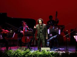 Después de su concierto, el tenor dibujó en delante de los invitados una caricatura que donó a una fundación alemana. ARCHIVO  /