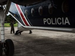 Un policía vigila un avión en la frontera de Costa Rica con Nicaragua. EFE  /