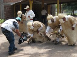 El cineasta Bogart Rodríguez en la filmación de uno de sus documentales llamado los 'Chacayates'. CULTURACOLIMA.GOB.MX  /