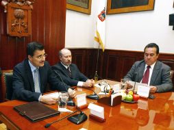 Tonatiuh Bravo (izq.) durante la rueda de prensa de la Universidad de Guadalajara. E. BARRERA  /