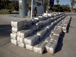Un soldado resguarda en el Cuartel Morelos, en Tijuana, las 4.49 toneladas de mariguana aseguradas en una bodega. AP  /