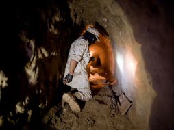 Elementos del Ejército Mexicano custodian narcotúnel en espera de orden para proceder a un cateo. AP  /