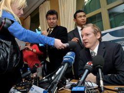 Julian Assange responde a preguntas de los periodistas acerca de su organización. EFE  /
