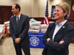 El agente de la DEA, Frank Mazzilli y la fiscal de distrito del condado de Clayton, Tracy Graham, hablan sobre la detención. AP  /