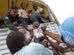 Cascos azules de la ONU ayudan a  evacuar a los haitianos por el inminente paso de la tormenta ‘Tomas’. REUTERS  /