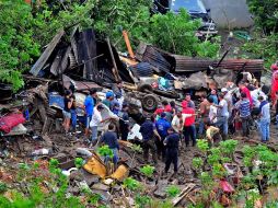 Miembros de la Cruz Roja costarricense trabajan en labores de rescate en San Antonio de Escazú. EFE  /