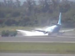 El camión motobomba recientemente adquirido, roció espuma para evitar el riesgo de incendio luego del aterrizaje forzoso. ESPECIAL  /