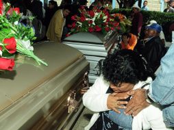 Familiares reciben los féretros de los migrantes repatriados. AP  /