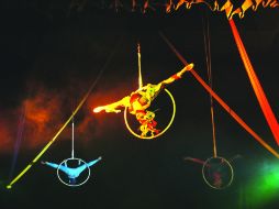 En uno de los actos de Xempa, el Circo Dragón representa a las aves de origen mexicano. ESPECIAL  /