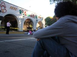 Estudiantes de la prepa 16 se manifestaron ayer afuera de Casa Jalisco. A. HINOJOSA  /