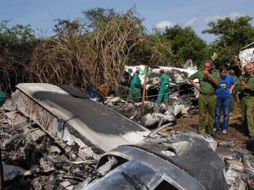 Peritos revisan los restos del avión de AeroCaribbean, cerca de Guasimal, Cuba. AP  /