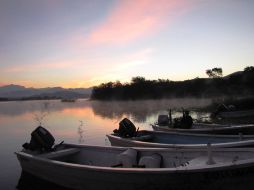 Las lanchas esperan a los pescadores en el quieto amanecer. P.FERNANDEZ  /