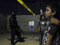 Policías resguardan el domicilio después de que un comando armado disparara a una familia y matara a siete en Juárez. REUTERS  /