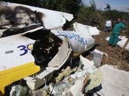 Los restos del avión AeroCaribbean que se accidentó en Santi Spiritus, son trasladados del lugar del desastre. NTX  /