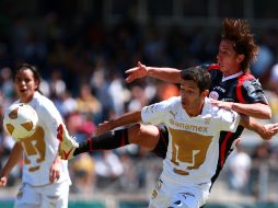 Israel Castro peleando por el balón ante Paulo César. JAMMEDIA  /