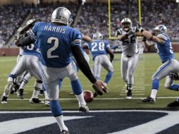 El jugador de los Leones de Detroit Nick Harris rechaza el balón de la zona de riesgo. EFE  /