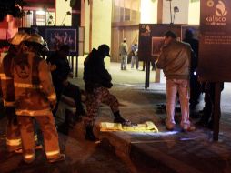 Cuerpos de emergencia y seguridad acudieron a las instalaciones de la Seder tras el atentado. A. HINOJOSA  /