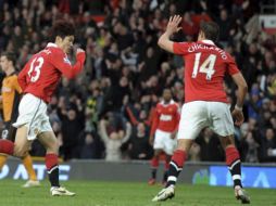 Ji Sung Park y el 'Chicharito' festejando un gol en el duelo ante el Wolverhampton Wanderers. EFE  /
