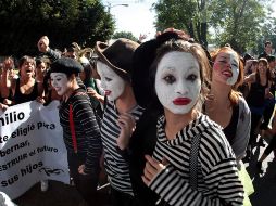 Alumnos del grupo de teatro de la Preparatoria 6 en la marcha número 40 de la UdeG. A. HINOJOSA  /