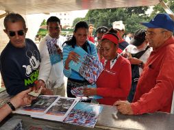 Cubanos se acercan a comprar el documento que se discutirá en el IV VI Congreso del Partido Comunista de Cuba. EFE  /