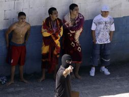 Un soldado vigila dentro de la cárcel juvenil. REUTERS  /