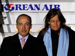 El Presidente Felipe Calderón junto con su esposa Margarita, a su llegada a la capital de Corea del Sur. REUTERS  /