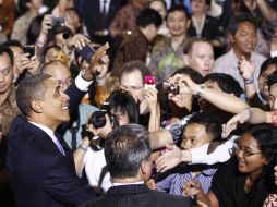 El presidente de Estados Unidos, Barack Obama, saluda a indonesios en la mezquita Istiqlal, en Yakarta. AP  /