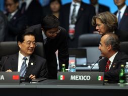 El Presidente Felipe Calderón (der.) dialoga con su homólogo chino Hu Jintao, durante la Cumbre del G-20. NTX  /