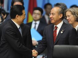 El Presidente Felipe Calderón (derecha) y el presidente de China Hu Jintao ( izquierda), en la Cumbre (G-20) en Seúl. REUTERS  /