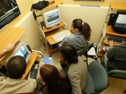 El joven también transmitió un video a los internautas, colgandose de una cuerda. ARCHIVO  /