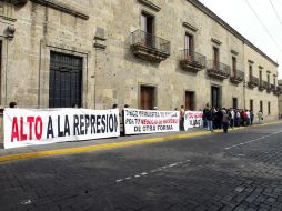 Los transportistas desplegaron mantas con mensajes de protesta dirigidos al titular de la SVyT, afuera del Congreso. E. BARRERA  /