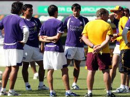 Acevedo dando instrucciones a sus jugadores en una sesión de entrenamientos. MEXSPORT  /