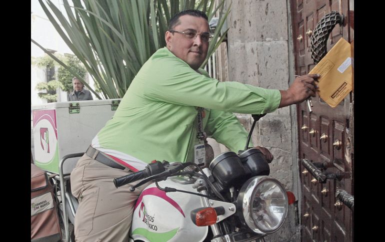 Gabriel Esquivel proviene de una familia de carteros. Ayer, él celebró su día con sus colegas. E. FLORES  /