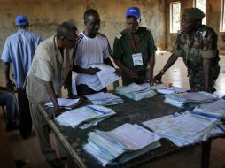 Empleado del organismo electoral de Guinea realizan el recuento de votos. AP  /