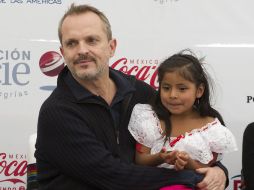 Miguel Bosé estuvo de cerca con los pequeños que se verán beneficiados. NTX  /