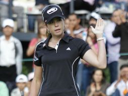 Paula Creamer celebra con la galería su birdie en el hoyo 18. AFP  /