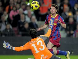 Lionel Messi vence al portero del Villareal, Diego López, en el partido de hoy. AFP  /
