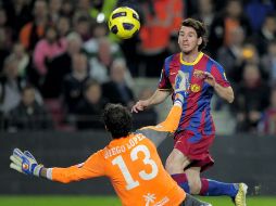 Messi vence al arquero del Villarreal, Diego López. AFP  /