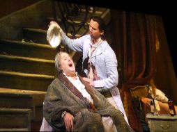 Don Pasquale (izquierda) pide ayuda al Doctor Malatesta para conseguir a la mujer de sus sueños. E.BARREAR  /