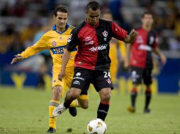 Antonio Sancho (i) de Tigres disputa el balón con Gregorio Torres (d) del Atlas hoy, sábado 13 de noviembre de 2010. EFE  /