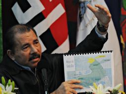Daniel Ortega muestra un mapa de la frontera entre su país y Costa Rica, durante una conferencia de prensa. AP  /