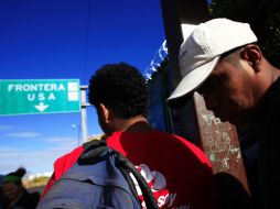 Personas en un centro de asistencia cerca de un puerto de entrada de camiones en Nogales. REUTERS  /