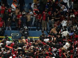 El enfrentamiento entre la barra y la policía fue un espectáculo bochornoso. MEXSPORT  /