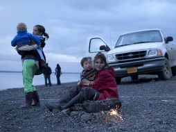 Sarah Palin y su familia son seguidas por las cámaras de televisión pescando salmón. ESPECIAL  /