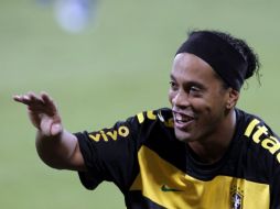 Ronaldinho se muestra muy contento en un entrenamiento con la Selección brasileña. AFP  /