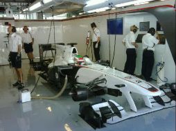 El piloto tapatío Sergio Checo Pérez se encuentra ya en los pits del equipo Sauber Motorsports. ESPECIAL  /