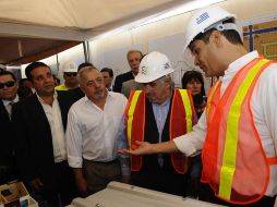 Los presidentes de Uruguay y Ecuador, José Mujica y Rafael Correa (derecha), observan un proyecto de viviendas en Guayaquil. AFP  /