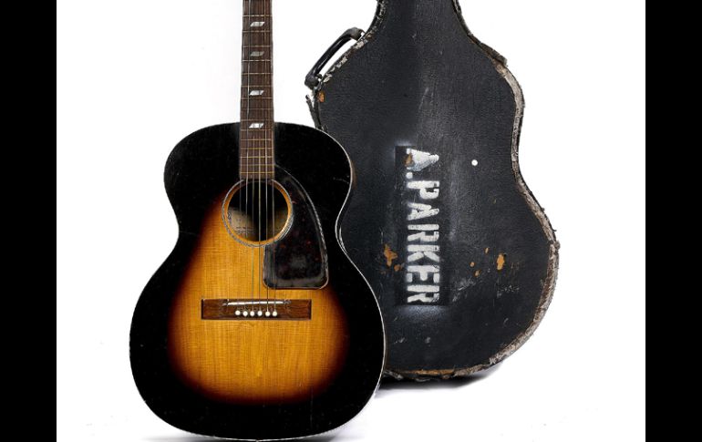 Jimi Hendrix se considera el mejor guitarrista de rock de todos los tiempos, quien compró la guitarra de segunda mano en 25 dólares.EFE  /