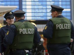 Policía alemana vigila la estación de trenes de Berlín. EFE  /